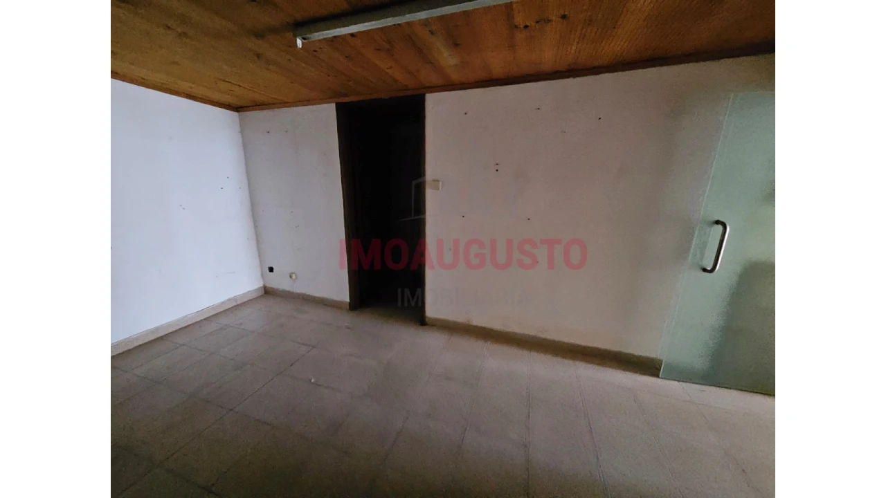 Loja para Arrendamento em Guarda Foto 5