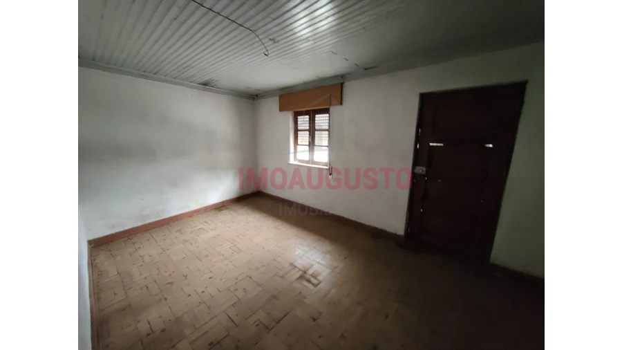 Moradia T4 para Venda em Guarda Foto 3