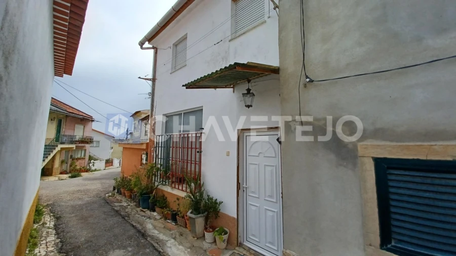 Moradia T1 para Venda em Além da Ribeira e Pedreira Foto 1