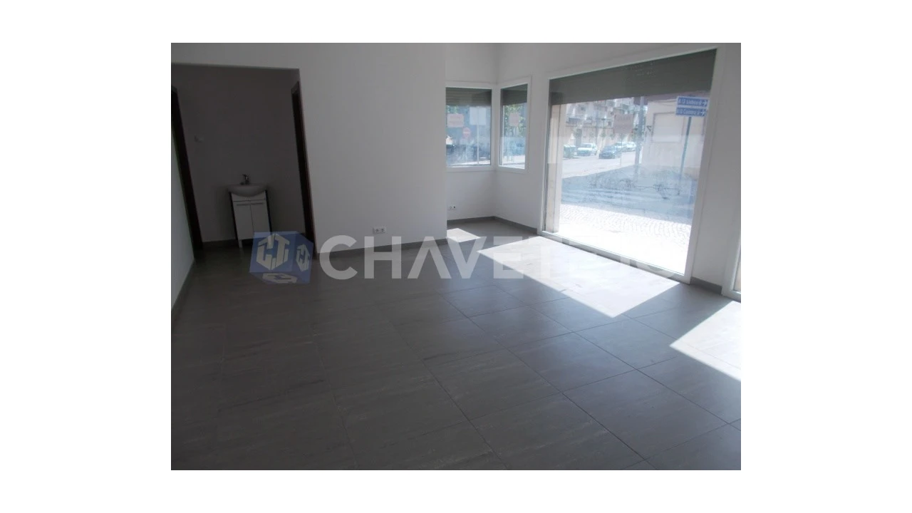 Loja para Venda em São João Baptista e Santa Maria dos Olivais Foto 1