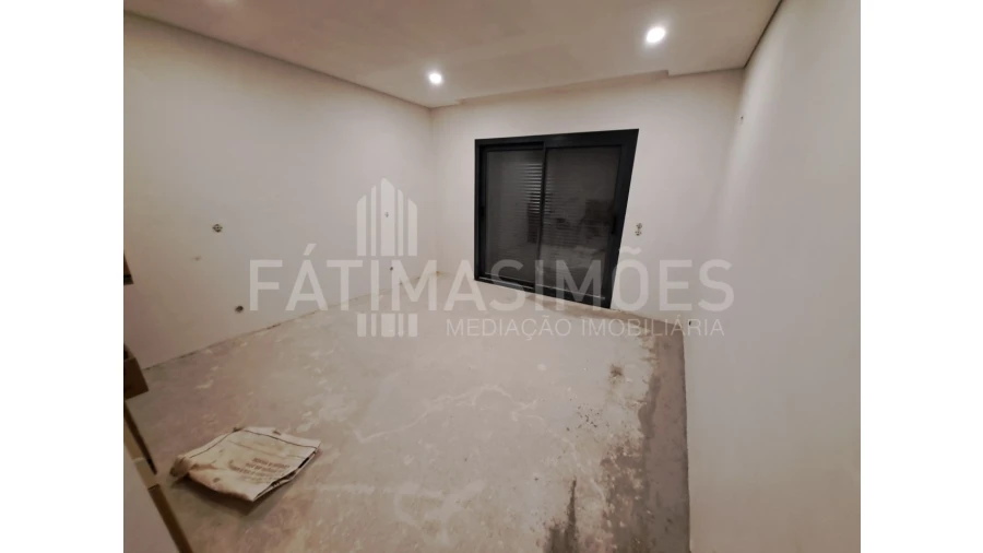 Moradia T4 para Venda em Riba de Ancora Foto 11