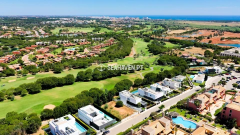 Moradia T4 para Venda em Quarteira