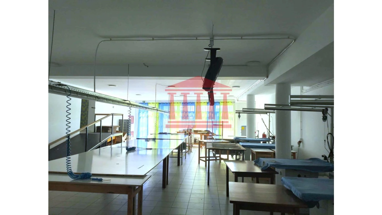 Loja para Arrendamento em Carapeços Foto 1