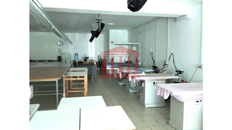 Loja para Arrendamento em Carapeços Foto 2