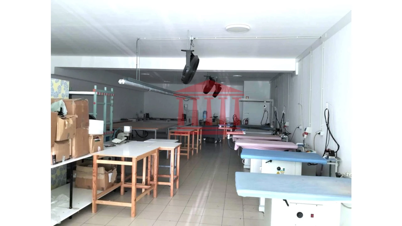 Loja para Arrendamento em Carapeços Foto 5