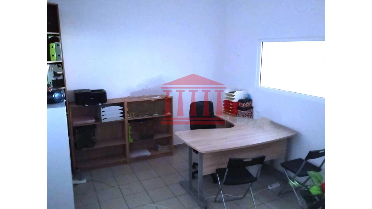 Loja para Arrendamento em Carapeços Foto 11