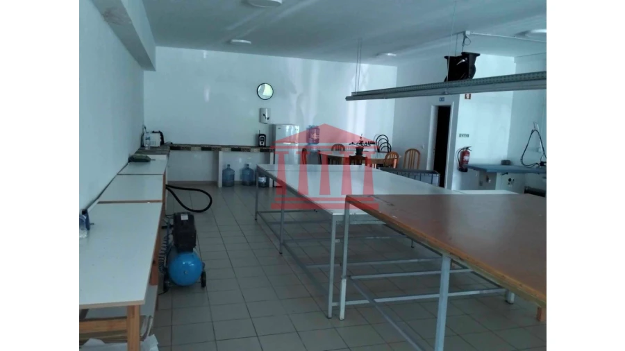 Loja para Arrendamento em Carapeços Foto 8