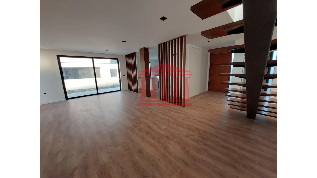 Moradia T4 para Venda em Alvelos Foto 8