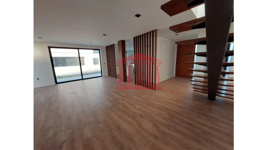 Moradia T4 para Venda em Alvelos Foto 8