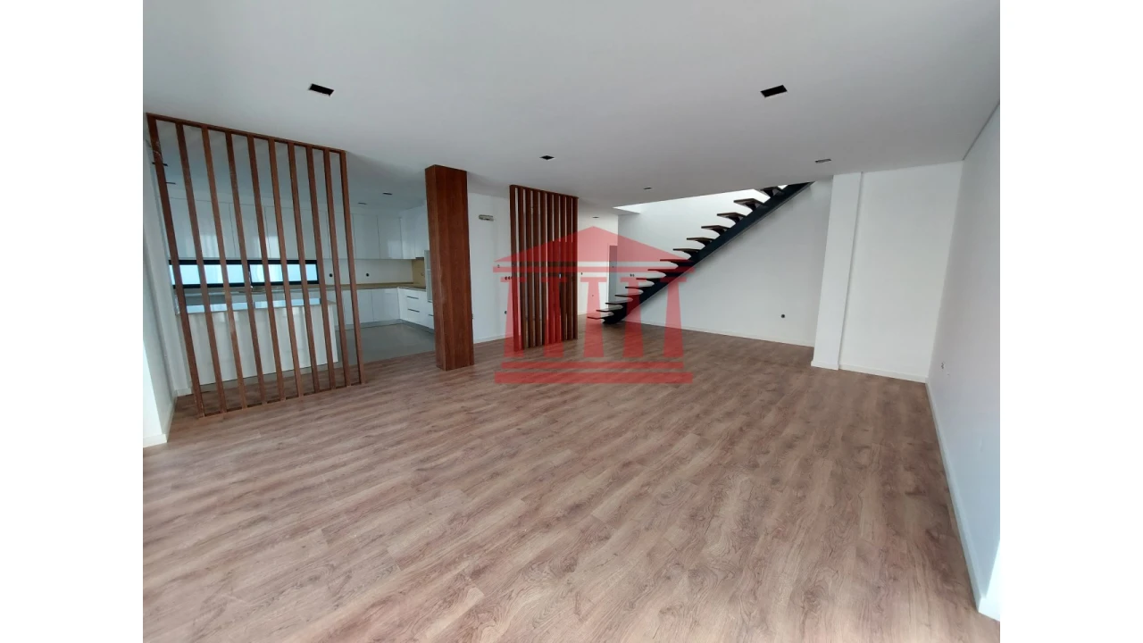 Moradia T4 para Venda em Alvelos Foto 6