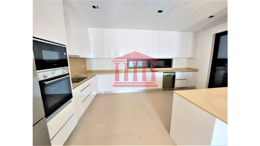 Moradia T4 para Venda em Alvelos Foto 5