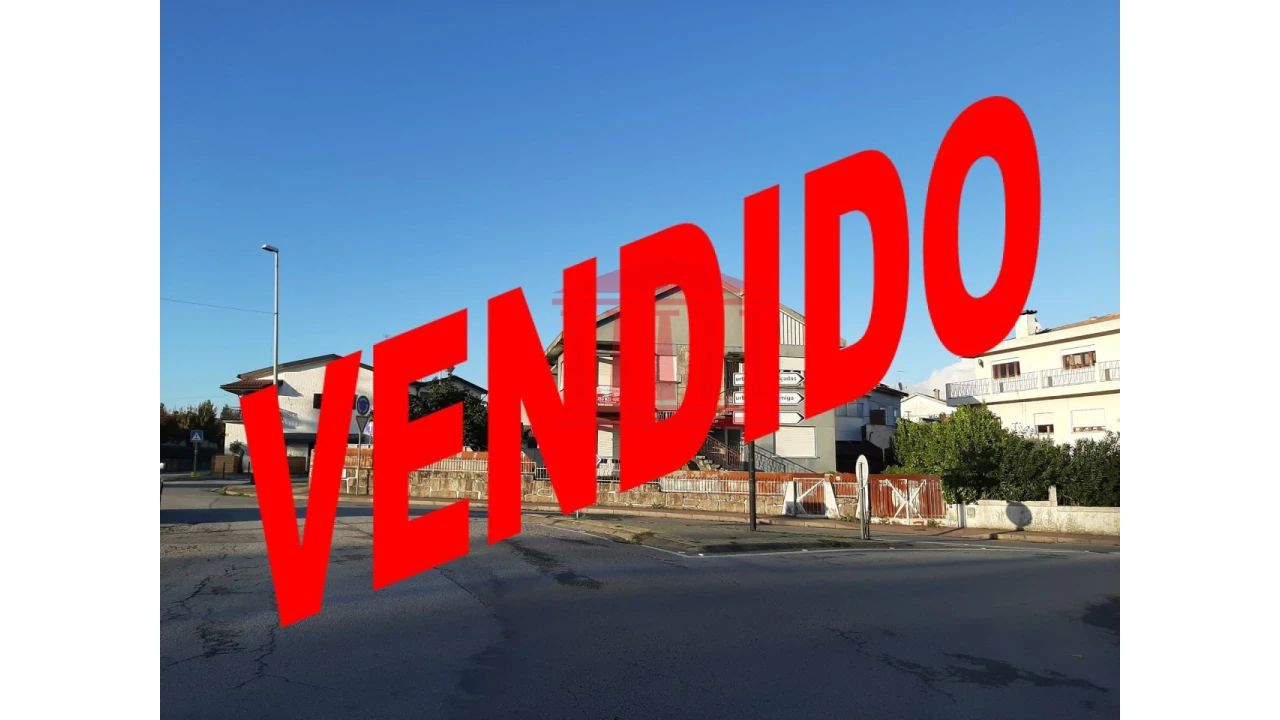 Moradia T4 para Venda em Arcozelo Foto 1