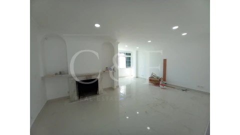 Moradia T5 para Venda em Carcavelos e Parede