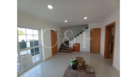 Moradia T5 para Venda em Carcavelos e Parede