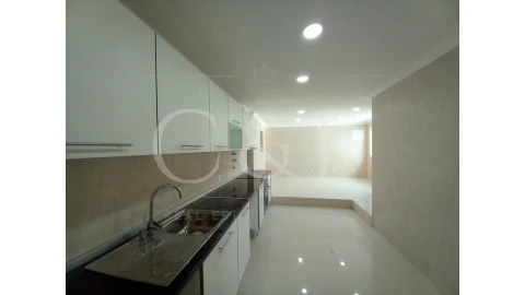 Moradia T5 para Venda em Carcavelos e Parede