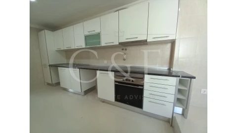 Moradia T5 para Venda em Carcavelos e Parede