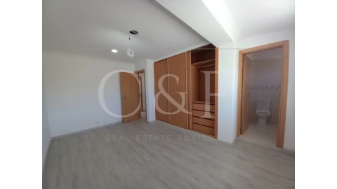 Moradia T5 para Venda em Carcavelos e Parede
