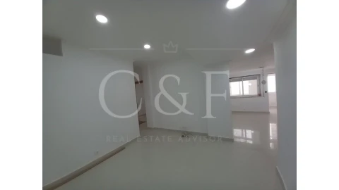Moradia T5 para Venda em Carcavelos e Parede