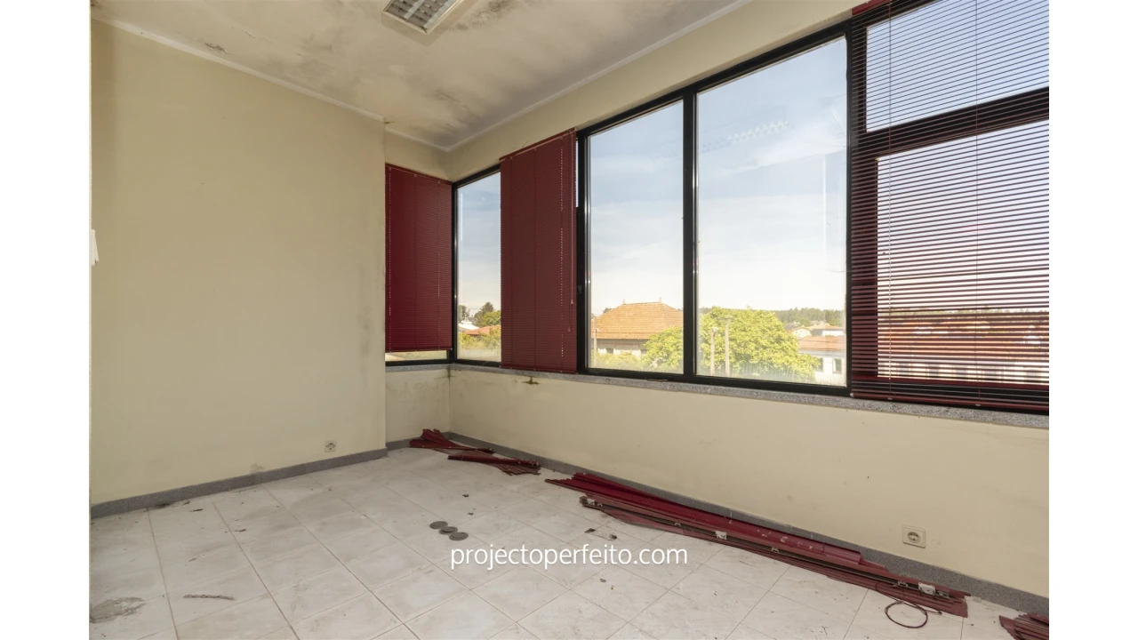 Armazém para Venda em São Miguel do Souto e Mosteirô Foto 16