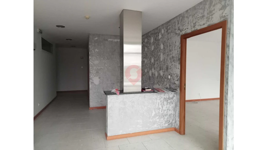 Loja para Venda em Vila e Roussas Foto 1