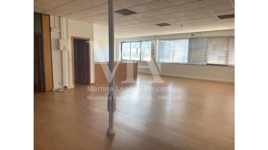 Armazém para Arrendamento em Santa Maria e São Miguel, São Martinho, São Pedro Penaferrim Foto 8