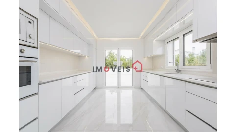 Moradia T4 para Venda em Batalha