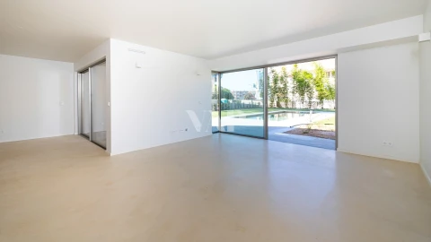 Moradia T4 para Venda em Quarteira