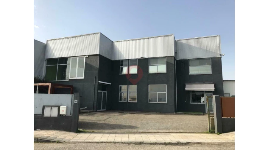 Armazém para Venda em Mazedo e Cortes