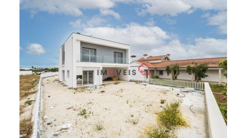 Moradia T4 para Venda em Batalha