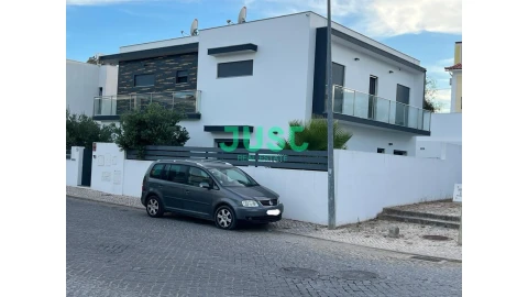 Moradia T5 para Venda em Charneca de Caparica e Sobreda