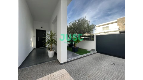 Moradia T5 para Venda em Charneca de Caparica e Sobreda