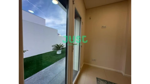 Moradia T5 para Venda em Charneca de Caparica e Sobreda