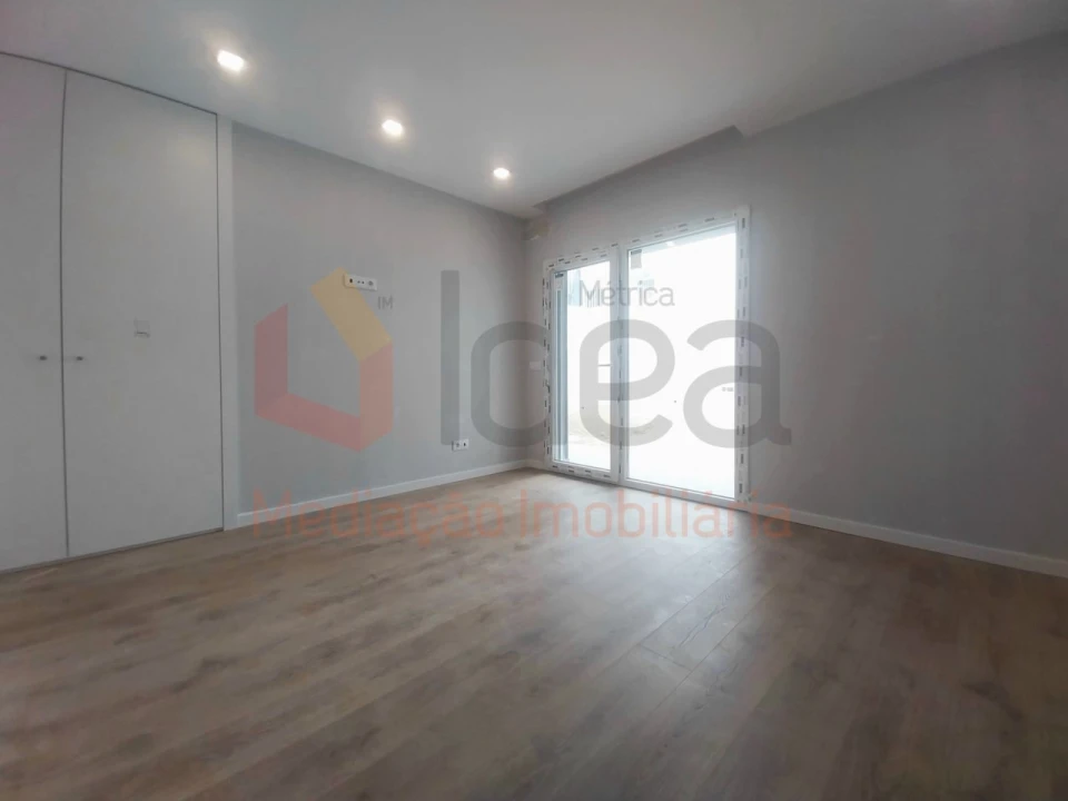 Moradia T2 para Venda em Corroios Foto 16