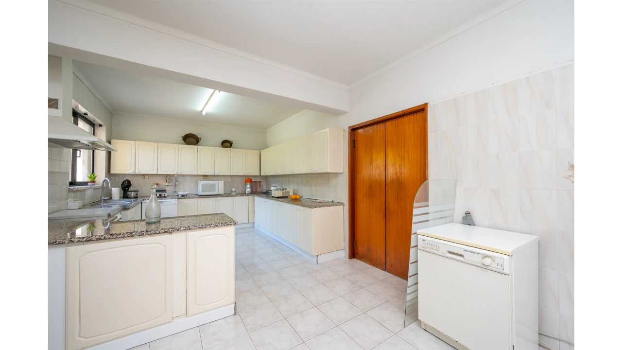 Moradia T10 para Venda em Santa Maria e São Miguel, São Martinho, São Pedro Penaferrim Foto 13