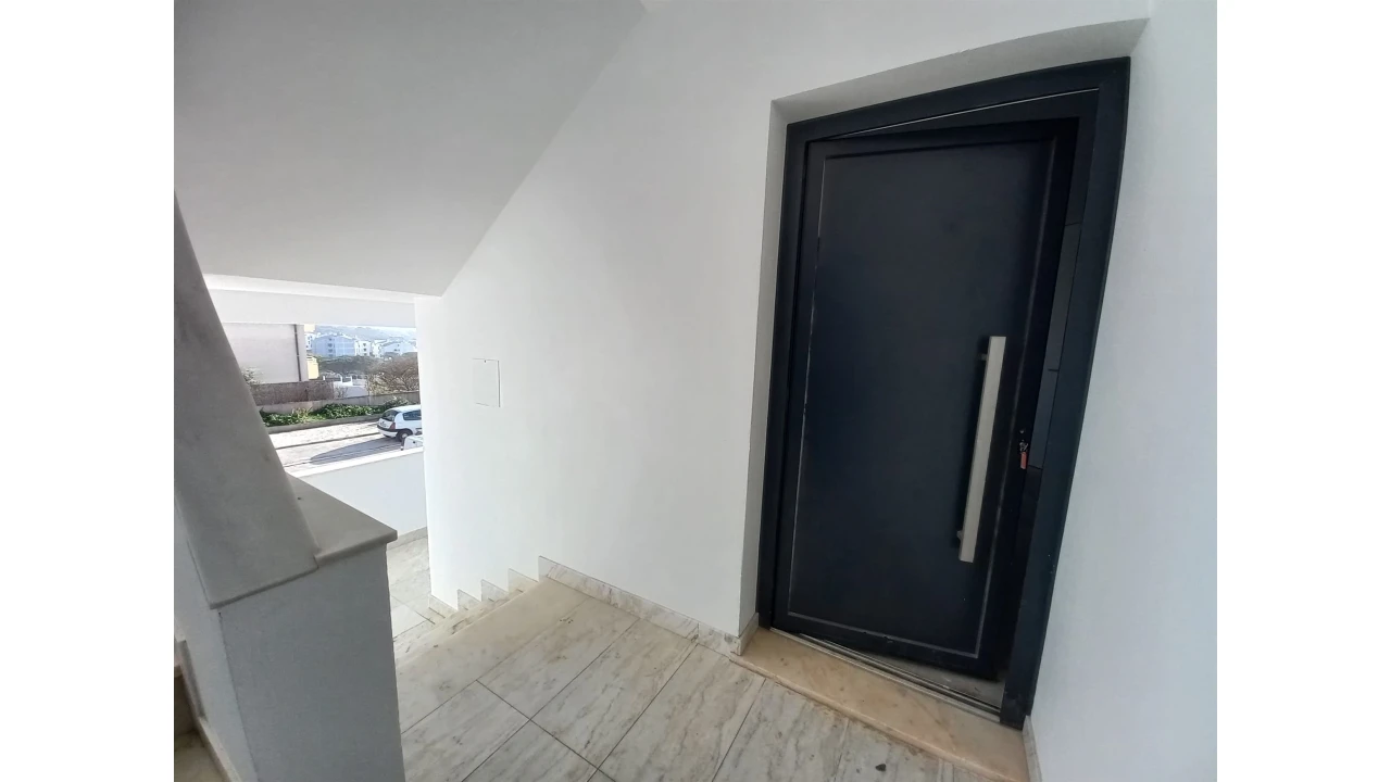 Apartamento T2 para Venda em Colares Foto 3