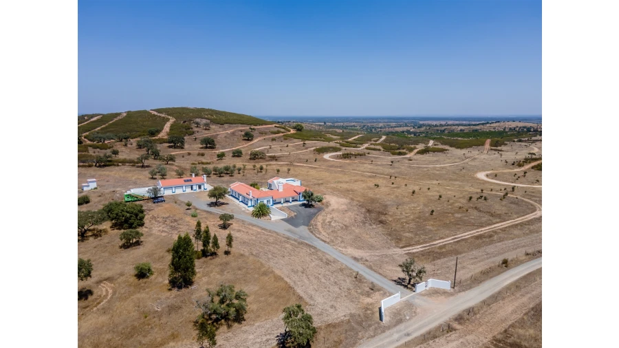 Quinta T4 para Venda em Azinheira dos Barros e São Mamede do Sádão Foto 4