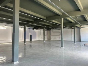 Armazém para Arrendamento em Paranhos