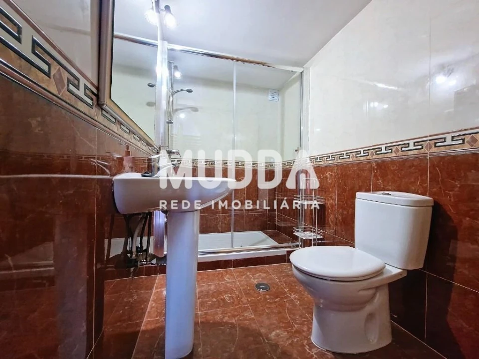 Prédio para Venda em Sé, Santa Maria e Meixedo Foto 6