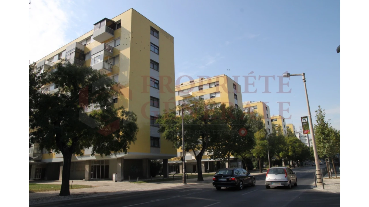 Loja para Venda em Alvalade Foto 1