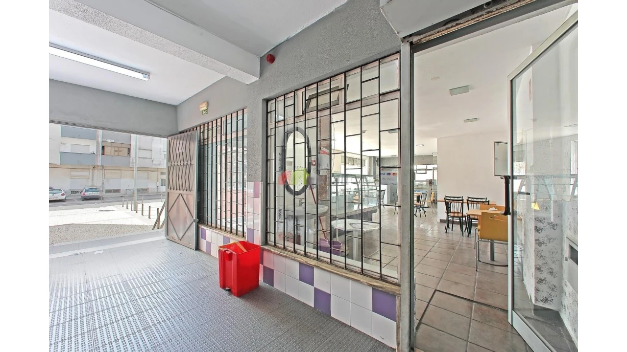 Loja para Venda em Baixa da Banheira e Vale da Amoreira Foto 1