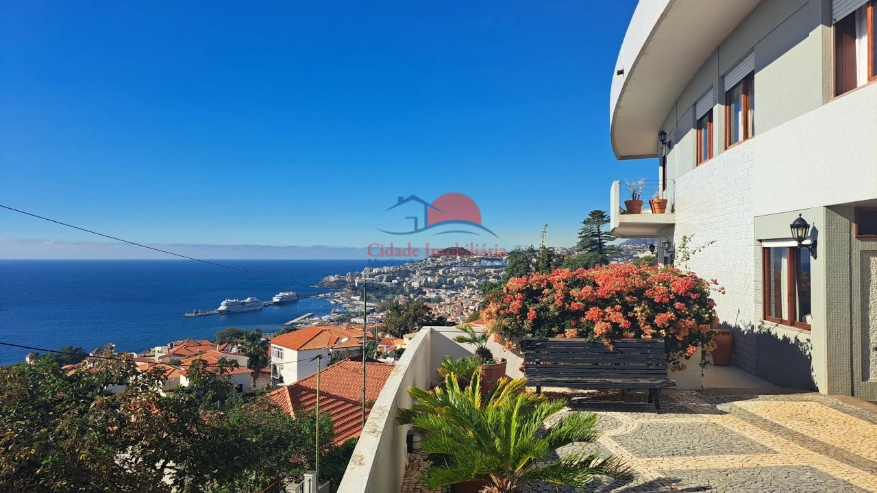 Moradia T4 para Venda em Funchal (Santa Maria Maior) Foto 1