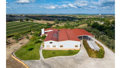 Armazém para Venda em Achete, Azoia de Baixo e Póvoa de Santarém