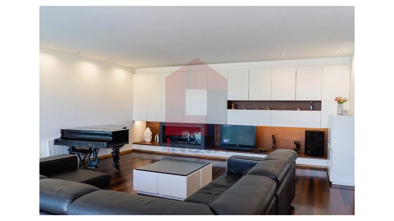 Moradia T4 para Venda em Sabariz Foto 4