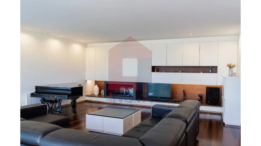 Moradia T4 para Venda em Sabariz Foto 4