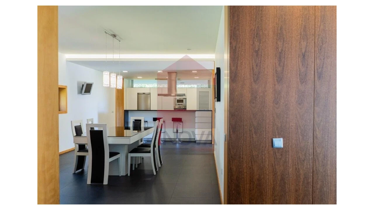 Moradia T4 para Venda em Sabariz Foto 7