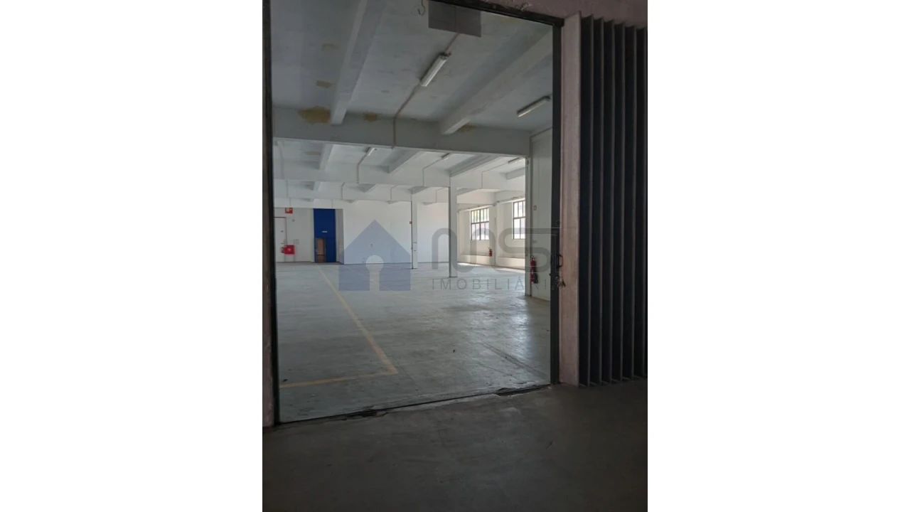 Armazém para Arrendamento em Paranhos Foto 1