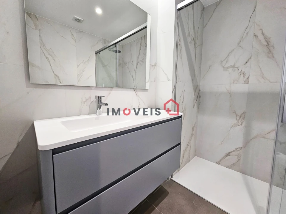 Apartamento T4 para Venda em Parceiros e Azoia Foto 9