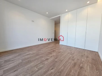 Apartamento T4 para Venda em Parceiros e Azoia