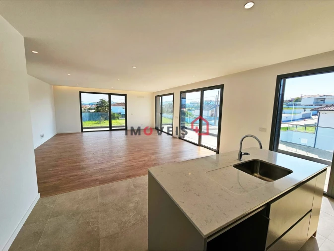 Apartamento T4 para Venda em Parceiros e Azoia Foto 2