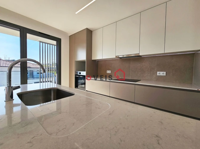 Apartamento T4 para Venda em Parceiros e Azoia Foto 3